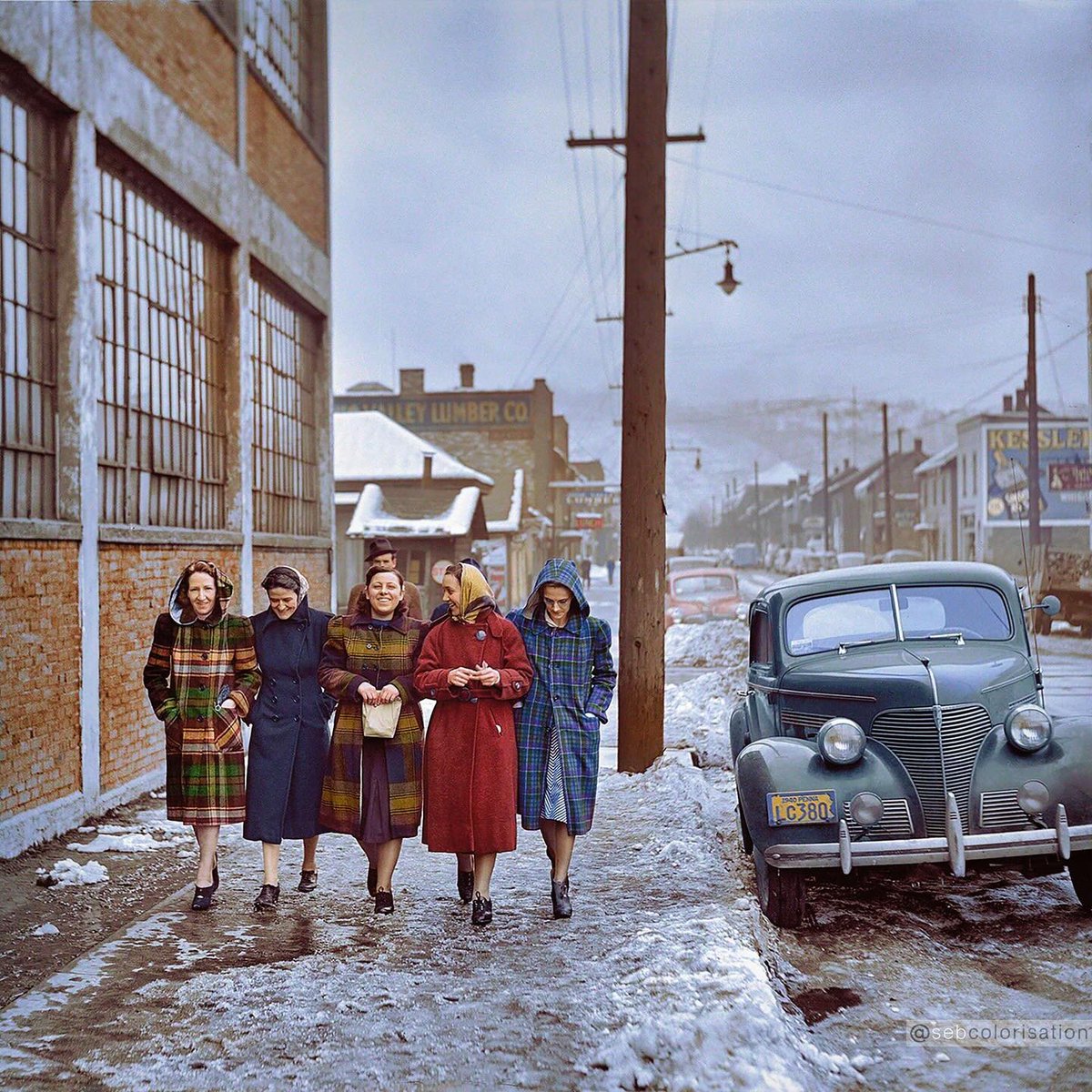 starside8's tweet photo. History In Color
A group of women walking down a street in Ambridge, Pennsylvania, photographed by John Vachon in January 1941.
Credit: sebcolorisation on Instagram
#HistoryInColor