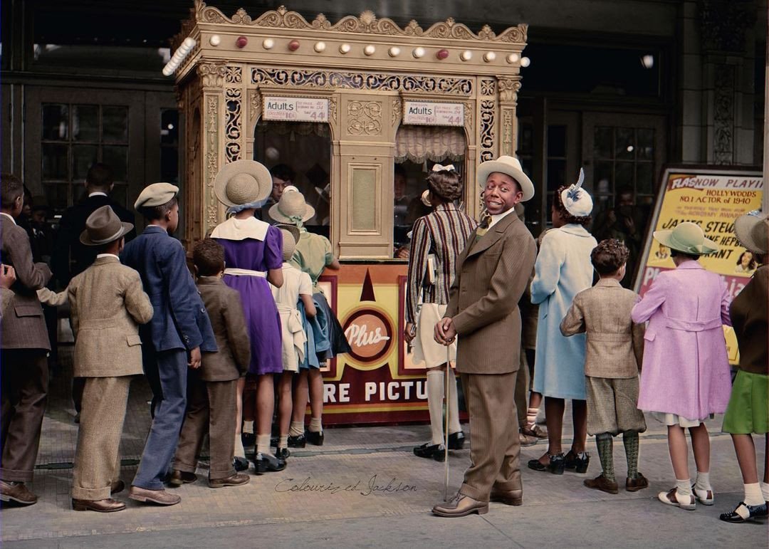 starside8's tweet photo. History In Color
The line to purchase a ticket for a movie from the box office at the Regal Theater in Chicago, Illinois, photographed by Russell Lee in April 1941.
Credit: colourizedjackson on Instagram
#HistoryInColor