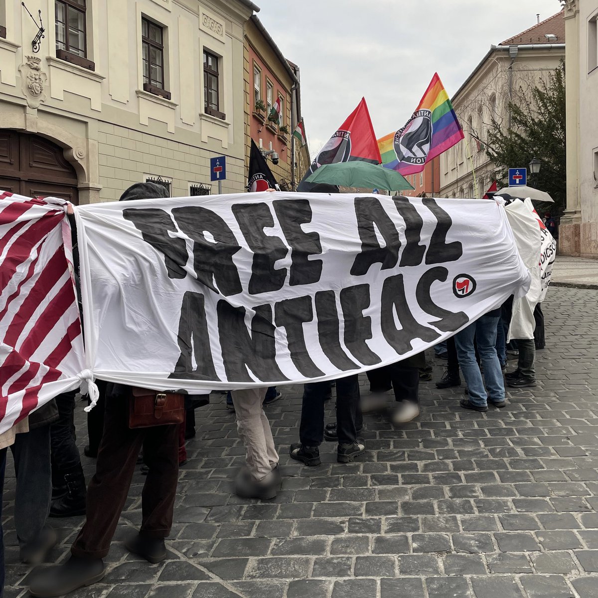 Mehr als 400 Antifaschist*innen haben heute in Budapest ein notwendiges Zeichen gegen NS-Verherrlichung gesetzt. Seit 1997 treffen sich Neonazis am sogenannten "Tag der Ehre" um der Wehrmacht und ungarischen NS-Kollaborateuren zu gedenken. #TagDerEhre [1/5]