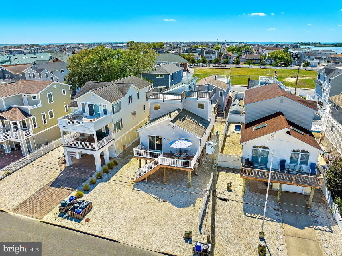 LBIRentals's tweet photo. 250 W 18TH ST, #SHIPBOTTOM $1,379,000
All Decked Out Well maintained 4 bedroom 3 bath bay side home with abundant deck space. Sky deck where you can enjoy the spectacular #LBI sunsets. Grill area with brick patio and an outdoor shower. Furnished. Info https://t.co/VTRggvbgDA https://t.co/YCaN9LN43B