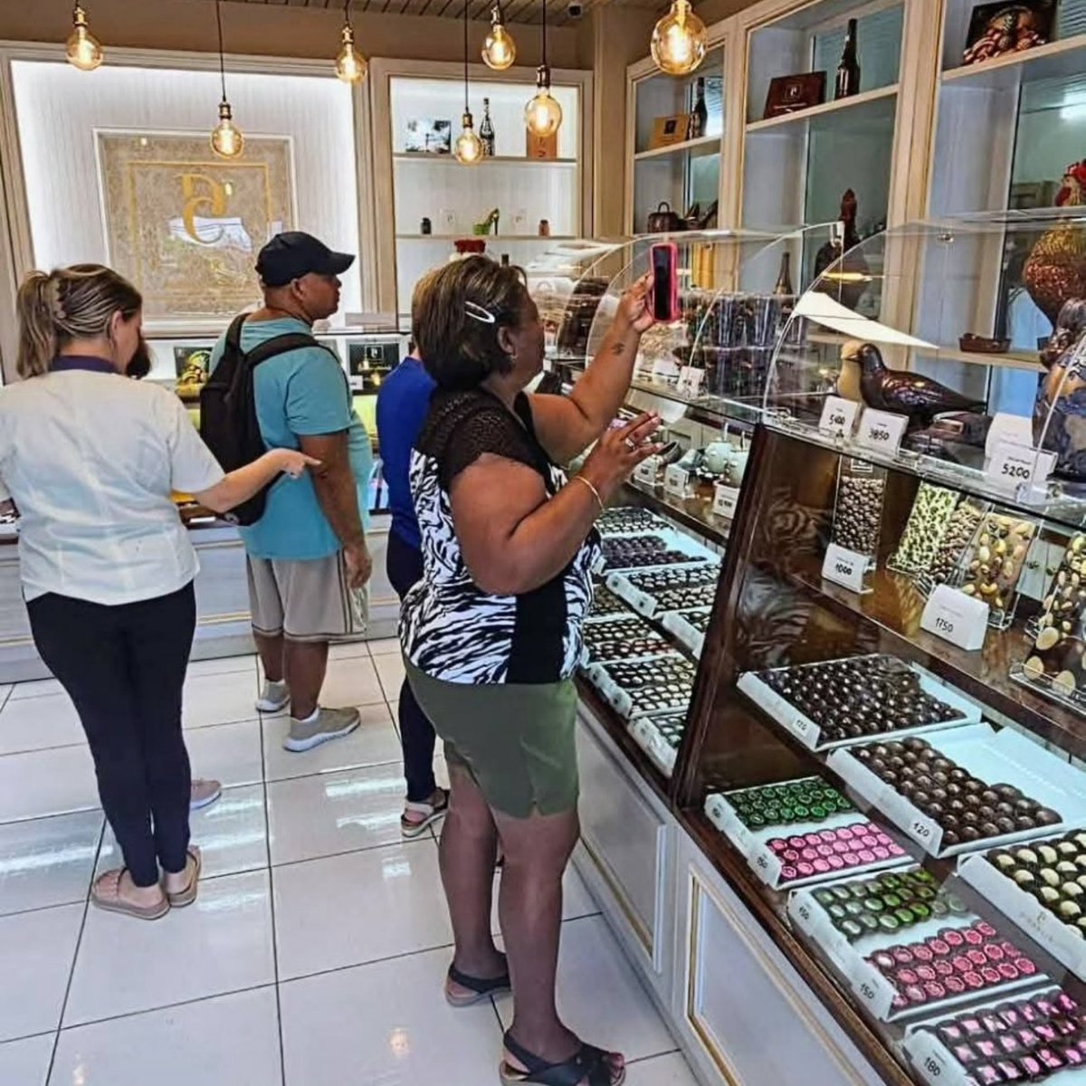 🍫✨ ¡Descubre la chocolatera de Varadero! ✨🍫

Sumérgete en un mundo de exquisiteces artesanales. ¡El destino perfecto para los amantes del chocolate!

📍Avenida 1ra y calle 33
📅 Lunes a Domingo, 10 AM - 9 PM

#ChocolateLovers #Cuba #Varadero #DeliciasArtesanales #Cubatravel