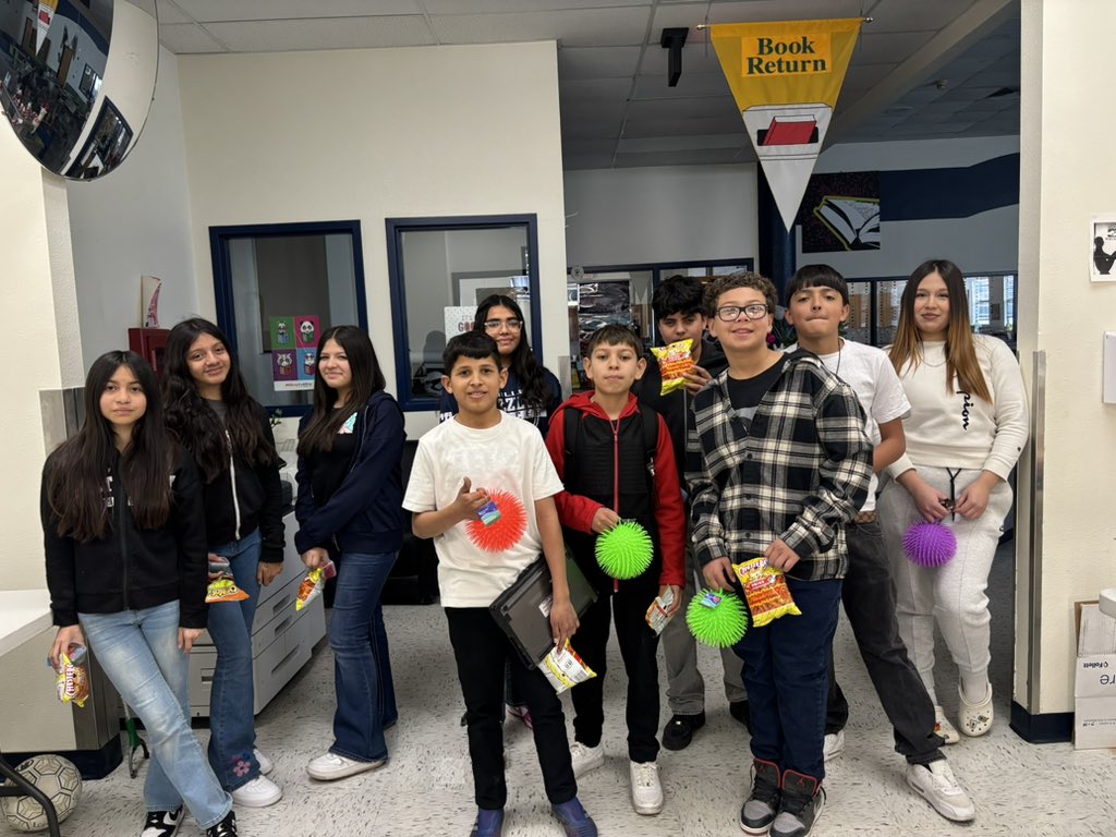 Guillen_Middle's tweet photo. Hourly raffles make our Saturday Learning camp fun! #NoStraightLineToSuccess https://t.co/r51jRX7YJt