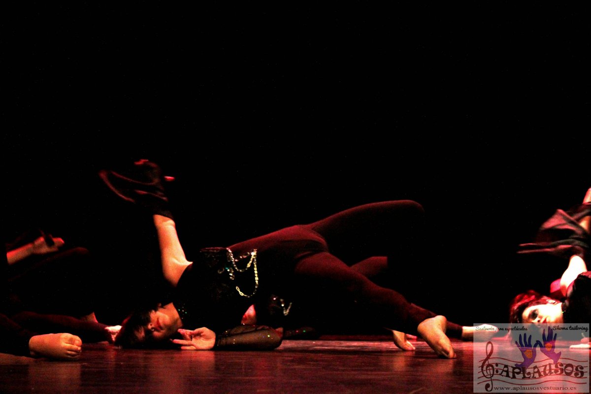 Vestuariomode's tweet image. Movimiento, expresión y vanguardia en cada costura

aplausosvestuario.es

#VestuarioEscénico,#ModaEnMovimiento, #DanzaYModa,#VestuarioParaBailar, #MovimientoYEstilo, #DanzaContemporánea,
#BaileModerno,#MovimientoExpresivo, #ArteEnMovimiento,#VestuarioArtesanal,