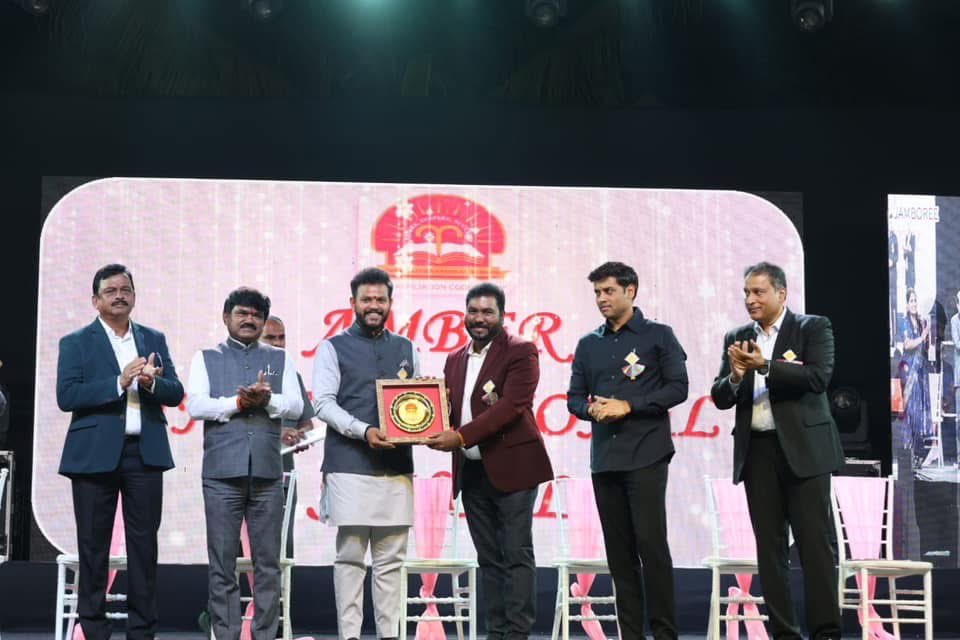 ठाण्यातील अंबर इंटरनॅशनल स्कूलचा वतीने आयोजित करण्यात आलेल्या '' ॲन्युएल डे - २०२५ '' या सांस्कृतिक कार्यक्रमाला आवर्जून उपस्थित राहिलो. केंद्रीय नागरी उड्डाण मंत्री मा.ना.श्री.के.राम मोहन नायडूजी यांची या कार्यक्रमाला प्रमुख उपस्थिती देखील लाभली.

यावेळी शिवसेना माजी खासदार