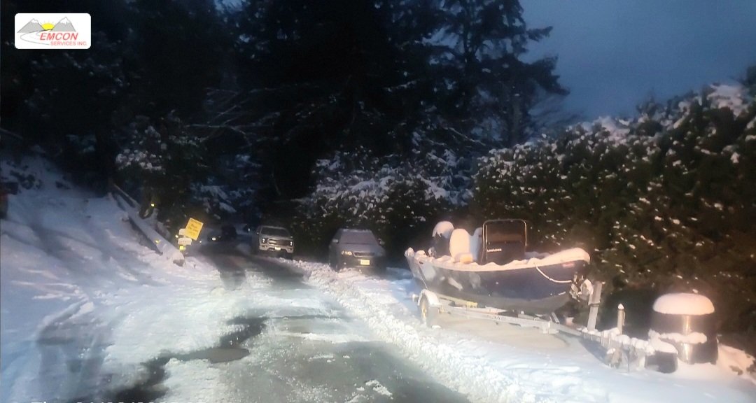 EmconSouthVI's tweet photo. It is critical not to block designated snow plow turn arounds, leave trailers, boats, or cars on the side of any road during a snow event. Plow trucks may not be able to turn around or get by safely.
#ShiftIntoWinter
#SnowEvent
#CantParkThere https://t.co/vSGZFa6GWn