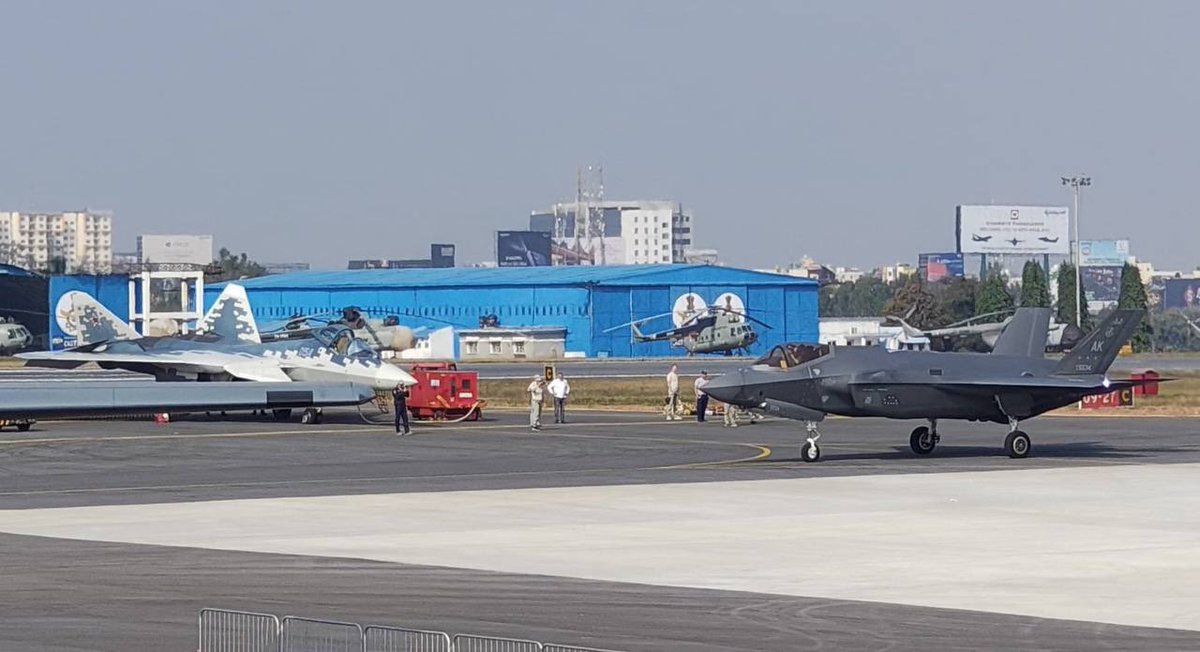Fiendlyg's tweet photo. 🇷🇺🇺🇸 Russian Su-57 and American F-35 share airstrip and airspace at Aero India 2025 for the first time in history.

It's like Putin and Trump are becoming friends in a straight way! https://t.co/PIdHfAQsvm