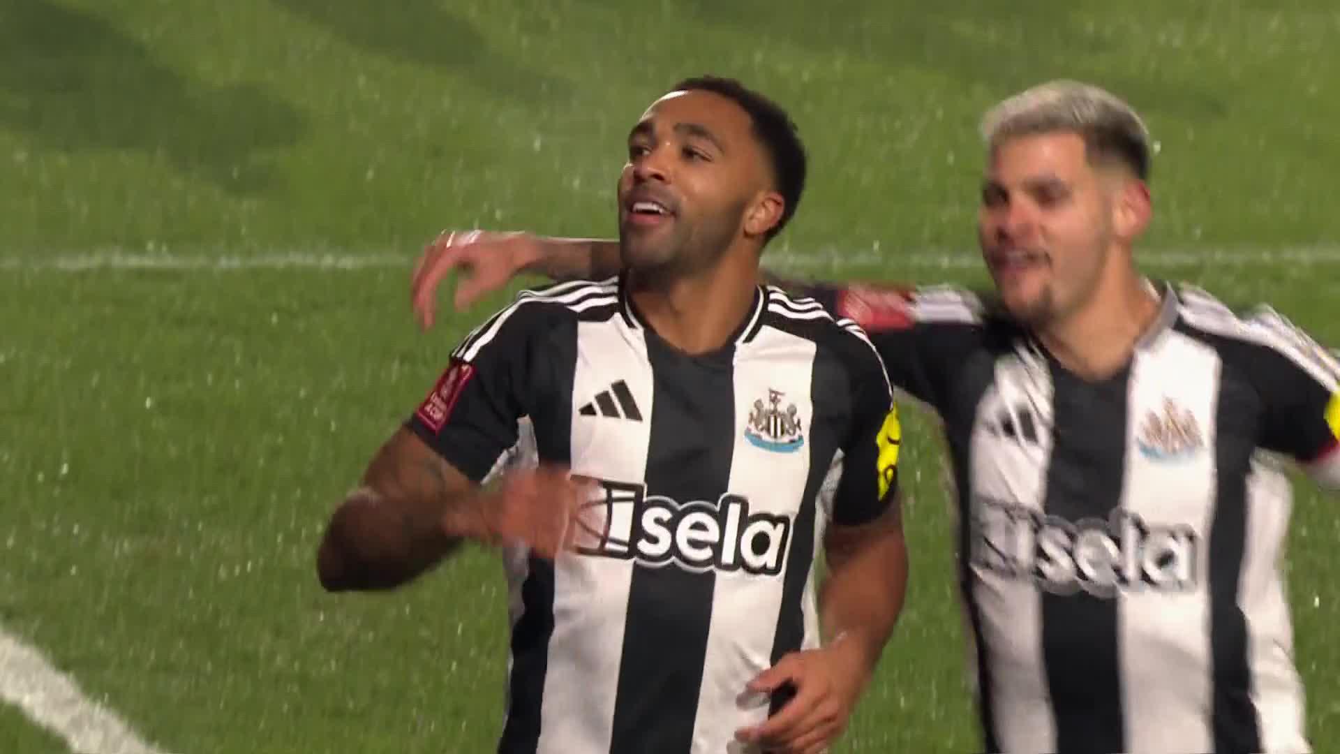 Callum Wilson forces it in for @NUFC following a goalmouth scramble!#EmiratesFACup