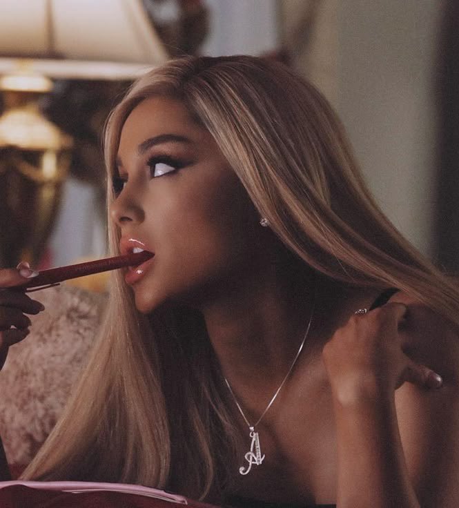 hourly ariana tweet media