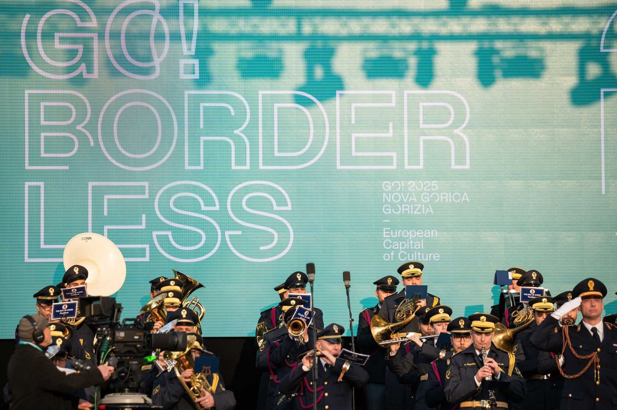 MZEZ_RS's tweet image. Nova Gorica &amp;amp; Gorizia are now officially hosting the #EuropeanCapitalOfCulture 2025! 👏🏼 Spectacular opening ceremony on the Slovene Cultural Holiday was a showcase of values @2025Go represents under the slogan #GoBorderless - going beyond borders &amp;amp; transcending the ordinary. 🇸🇮🇮🇹