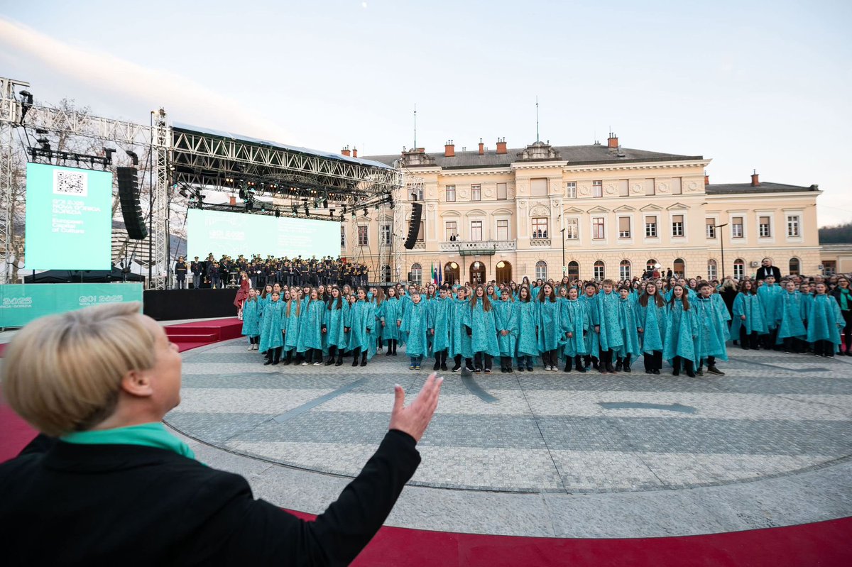 MZEZ_RS's tweet image. Nova Gorica &amp;amp; Gorizia are now officially hosting the #EuropeanCapitalOfCulture 2025! 👏🏼 Spectacular opening ceremony on the Slovene Cultural Holiday was a showcase of values @2025Go represents under the slogan #GoBorderless - going beyond borders &amp;amp; transcending the ordinary. 🇸🇮🇮🇹