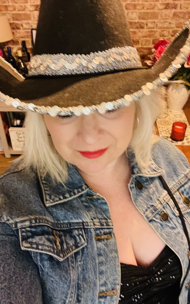 Littlemissswee8's tweet photo. Yeeha going out out ! 
Have a good night ya all 🤠🕺💃🏼#howdycowboy #SaturdayVibes #Queenofmyowncastle 💋 https://t.co/K7S5RJ3PQB