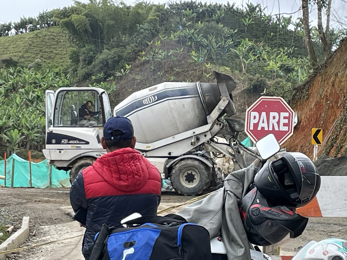 RMC_Colombia's tweet photo. Siguen los pare y sigas en la vía Salamina Pácora en el sector de Las Coles @GoberCaldas https://t.co/kiHdWo7gm2