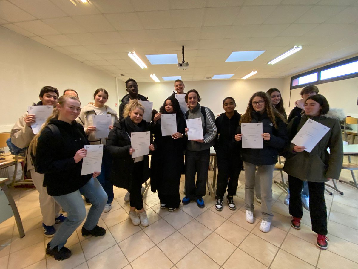 ClgChagallGasny's tweet photo. Formation #GQS aux délégués de 3e du @ClgChagallGasny ainsi qu'aux personnels volontaires de la vie scolaire. Au programme : la protection et l’alerte, les hémorragies, les positions d’attente, la perte de connaissance, l’arrêt cardiaque. @moncadafra @Fmarchand_27 https://t.co/1D3D3zyzUD