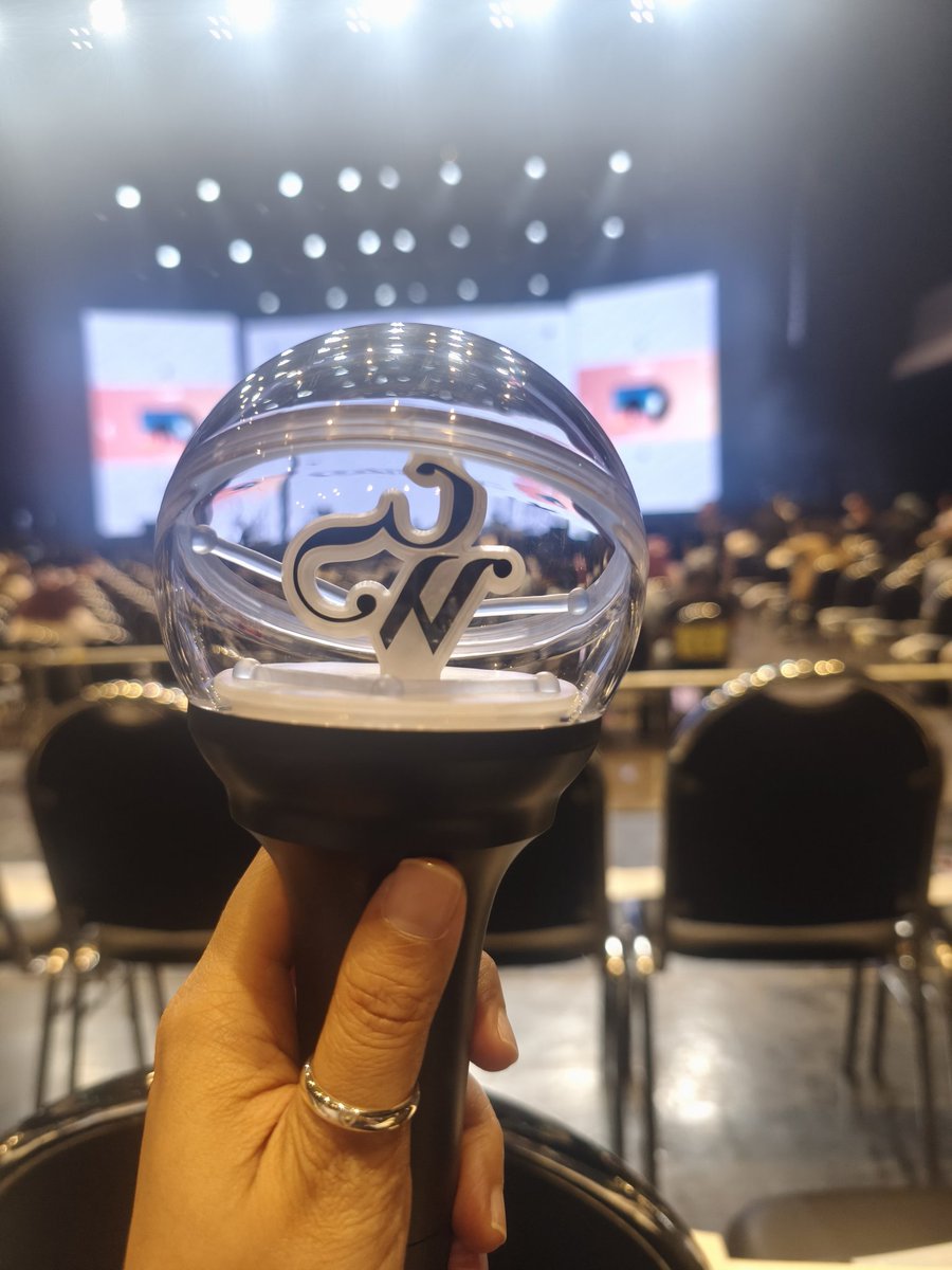 Fafon_Ja's tweet photo. รับแหวนเรียบร้อย ขอบคุณมากค่ะ ทันใส่งานมีตพอดีเลย 💙🤍

★ 2025 ONG SEONG-WU FANMEETING <COMEONG> ✦OFFICIAL MD✦ ⸝⸝⸝

#MMillionStatus https://t.co/JpH4RDwmSS