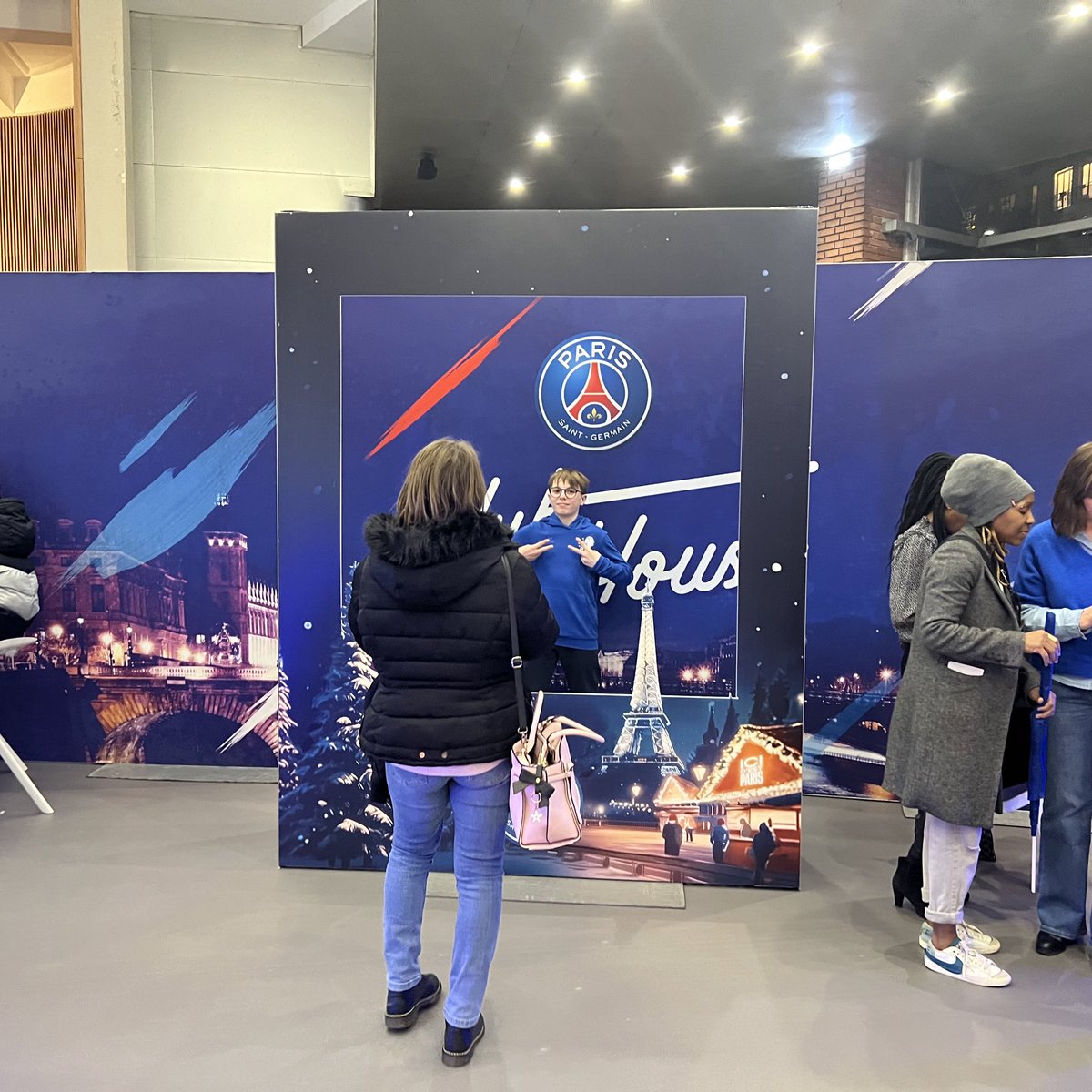 PSGFanServices's tweet photo. 🎉🎉
Profitez des différentes animations PSG Winter Party au Club House de Coubertin accessible à tout le monde ! ❄️🎉
🕹️ Zone Gaming
📸 Cadre Instagram
🎥 Borne Photo télésiège
#PSGHBC 💪💪 https://t.co/UFa8nB11cu