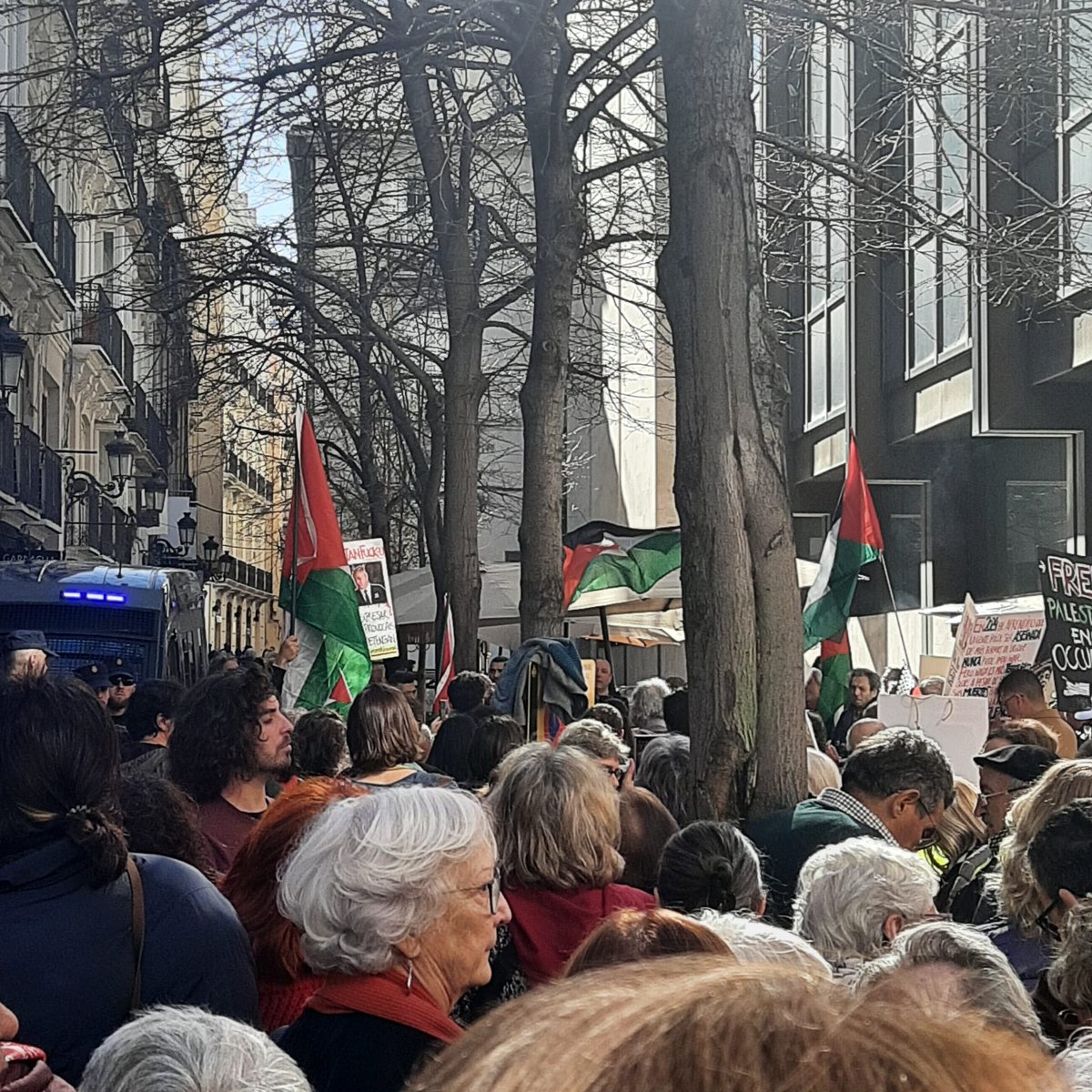 WolfsKarin's tweet photo. Hoy, ante el Consulado de Estados Unidos en Valencia:
Gaza no está en Venta

#genocidioengaza
#solucionfinal
#colonialismo
#sionismoesterrorismo https://t.co/z7T0NU7EsR