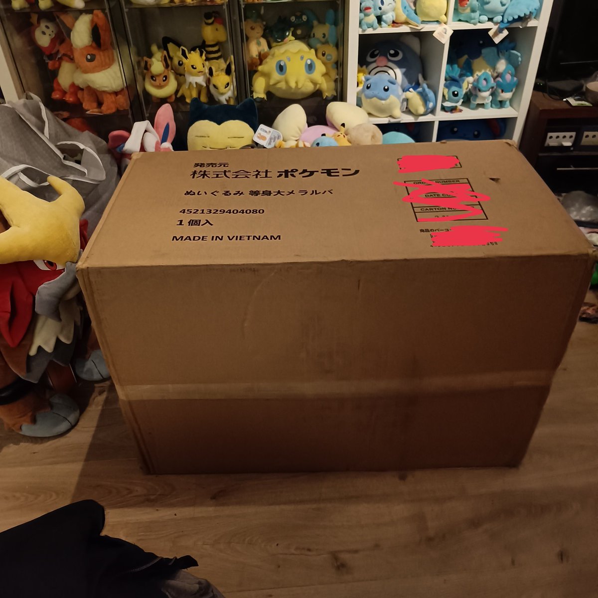 Chiko_Charm's tweet image. I just realized I had completely forgotten to post my life-size Larvesta plushie 😳The box was so big it barely fit through the door 😂🙈 I absolutely love him tho!🥰 
#Pokemon #PokemonPlush #PokemonCenter #Larvesta