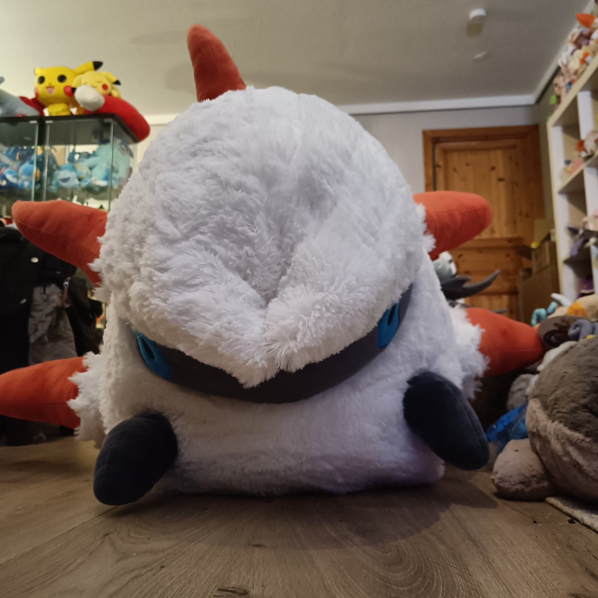 Chiko_Charm's tweet image. I just realized I had completely forgotten to post my life-size Larvesta plushie 😳The box was so big it barely fit through the door 😂🙈 I absolutely love him tho!🥰 
#Pokemon #PokemonPlush #PokemonCenter #Larvesta