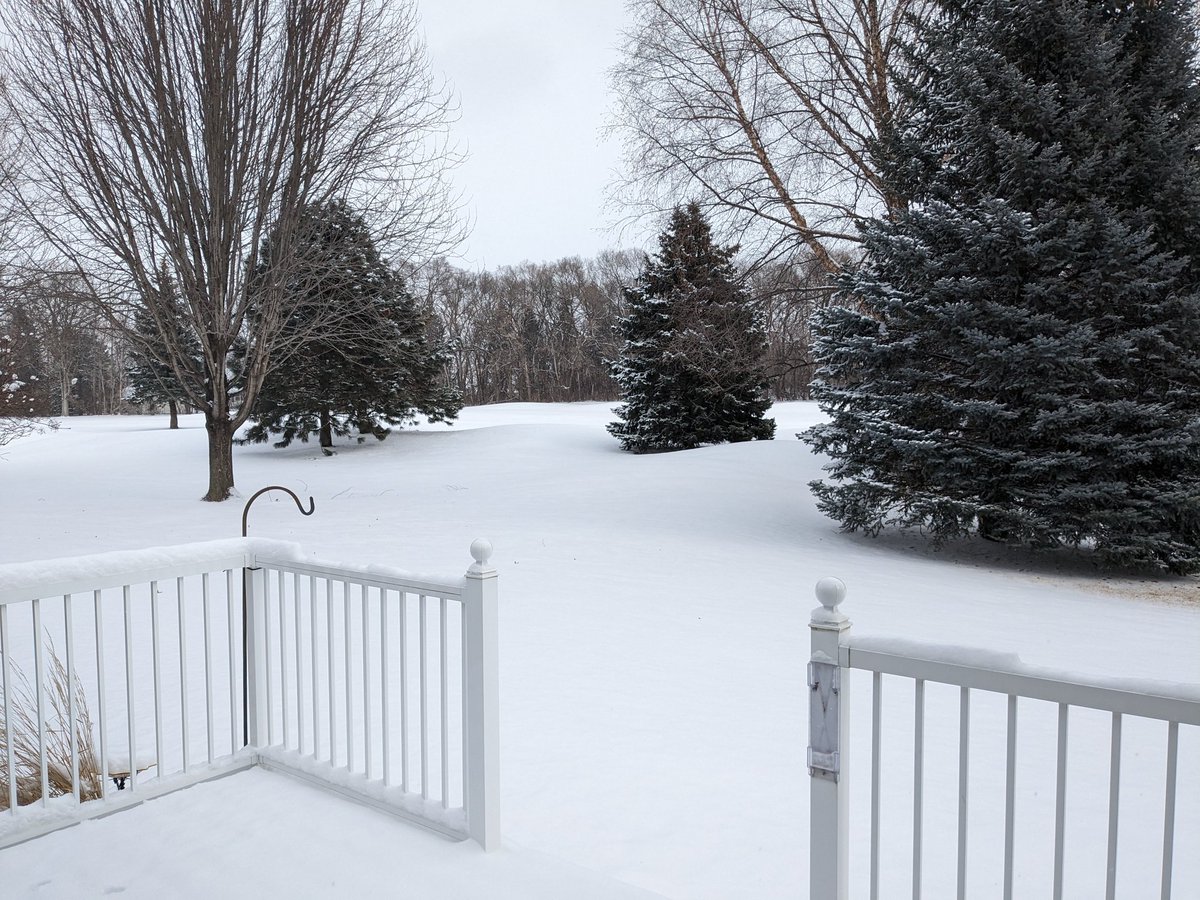 Snowfall reports through midday: ❄️ 
MSP Airport 2.9"
Chanhassen 3.5"
Ham Lake 4.5"
Plymouth 5.1"
Minneapolis 5.3"
Shoreview 5.8"
Breckenridge 6.5"
I guess it still snows in Minnesota occasionally.
#mnwx