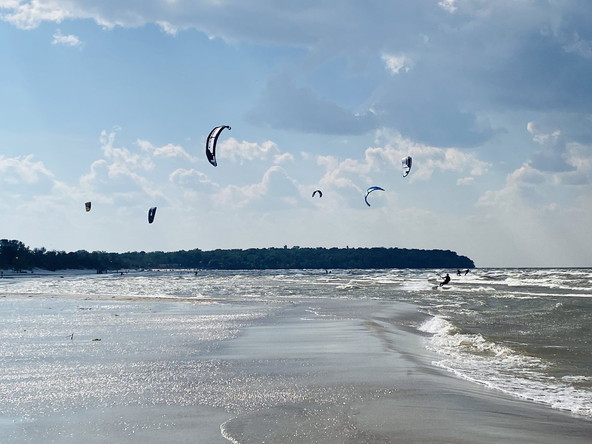 GrandBeachCabin's tweet photo. You can always find the beach packed with colourful kites on a windy summer day!
#kiteboarding #kitesurfing #kiteboard #kitesurf #kiteboarder #kitesurfinglife #kiteboardinglife #kiteboardinglove #kitesurfworld #kiteboardingadventures #AdventureTogether https://t.co/IplH5JDnLs