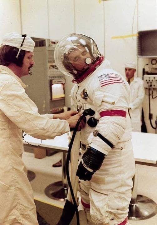 LKosmonautika's tweet photo. Lo sapevate che dell'interno dei caschi delle tute spaziali #russe ed #americane, c'è uno speciale "attrezzo" che, oltre per grattarsi il naso, serve anche per effettuare la cosiddetta "manovra di #Valsava"? https://t.co/E7lhBJ4dny