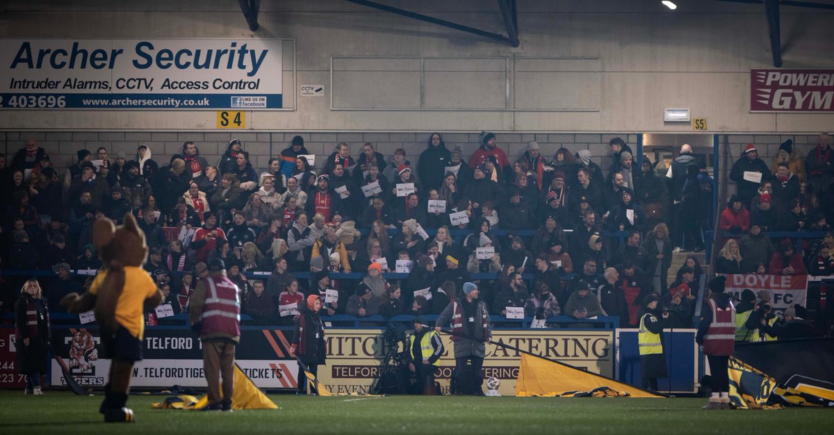 Manchester United supporters taking a stand before the game here in Telford 👏

0-4 | #WOLMUN | #AdobeWomensFACup | #GOTBLive