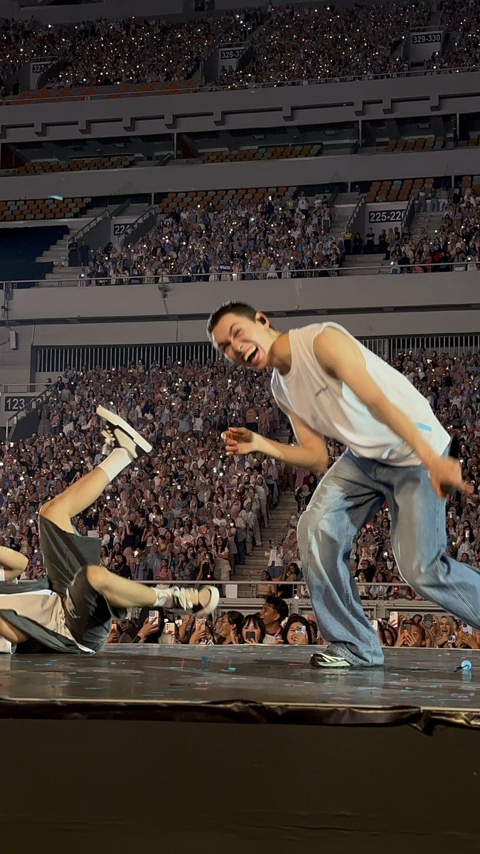 218 bros’ reaction to carats’ hot dance challenge was hilarious! s tergolek dokyeom tu gelak 😂🤣
#SEVENTEEN_RIGHT_HERE_IN_JAKARTA