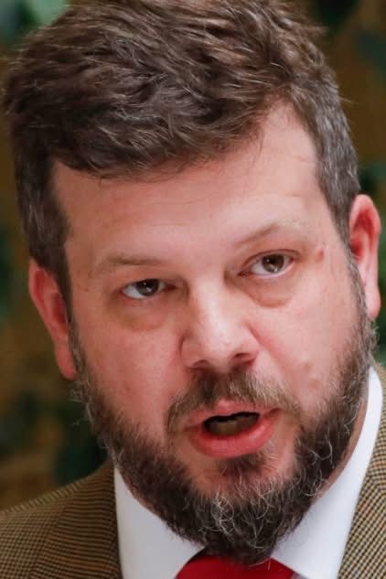 PilarOpazoL's tweet photo. JOHANNES KAISER AVANZA

Sin duda, la sorpresa de esta etapa política. De cara a las próximas elecciones presidenciales, la figura que mejor se va posicionando es la de Johannes Kaiser, casi un recién llegado a la política. Su discurso claro y preciso, sin ambages y resueltamente opositor al actual gobierno  lo ha impulsado a ocupar uno de los primeros lugares en las encuestas que se hacen en torno, precisamente, de la elección presidencial. Ya ha dejado atrás a José Antonio Kast y amenaza la primer posición de Matthei.

¿Qué puede haber detrás de este fenómeno? Sin duda, el agotamiento de los chilenos de cara a un gobierno que lo ha hecho pésimo. Desde luego, abriendo las puertas del país a hordas de delincuentes que ya ejercen una dictadura sobre nosotros. No podemos movernos libremente en nuestra patria ni podemos abrigarnos en nuestro hogar por temor a la acción de estos delincuentes.
Ha llevado la economía del país a un fracaso detrás del otro, golpeando de esa manera a los más vulnerables de entre nosotros. La caída de la natalidad es vertical, sin embargo su preocupación es la de cómo matar más chilenos por la vía de eliminar a los que están por nacer o a los más ancianos y enfermos.

Es contra esta política que los chilenos queremos definiciones claras y precisas. Son las que está presentando Johannes Kaiser.
 
Gonzalo Ibáñez Santamaría