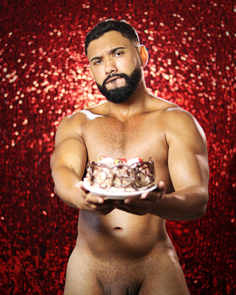 Hoje é meu aniversário! 🎂 
Para quem vai o primeiro pedaço de bolo?😈