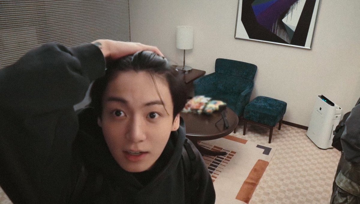 thvjkmon's tweet photo. he’s so bf coded https://t.co/L6eRybTS2w