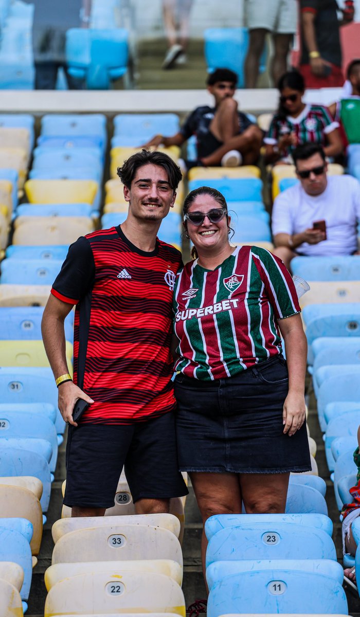 maracana's tweet image. Rivalidade só em campo! Esse é o clima no Maraca! #FlaFlu e uma festa inesquecível nas arquibancadas! 

📸 @rsantosarantes