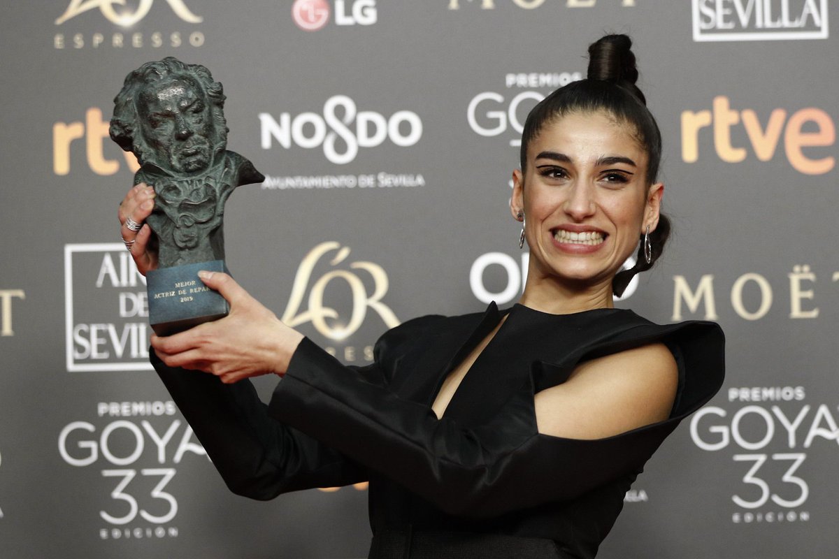 Garcia_Duran_'s tweet photo. Ya tiene uno, pero hoy podría sumar dos más, como actriz protagonista y directora de cortometraje. 

Carolina Yuste. Extremeña. De Badajoz. Ella, orgullosa de su tierra. Y su tierra, orgullosa de ella. 

Gane o no, es, ahora, nuestra paisana más universal. 

¡Orgullo! 🚀💥 https://t.co/g60SGX3YrP