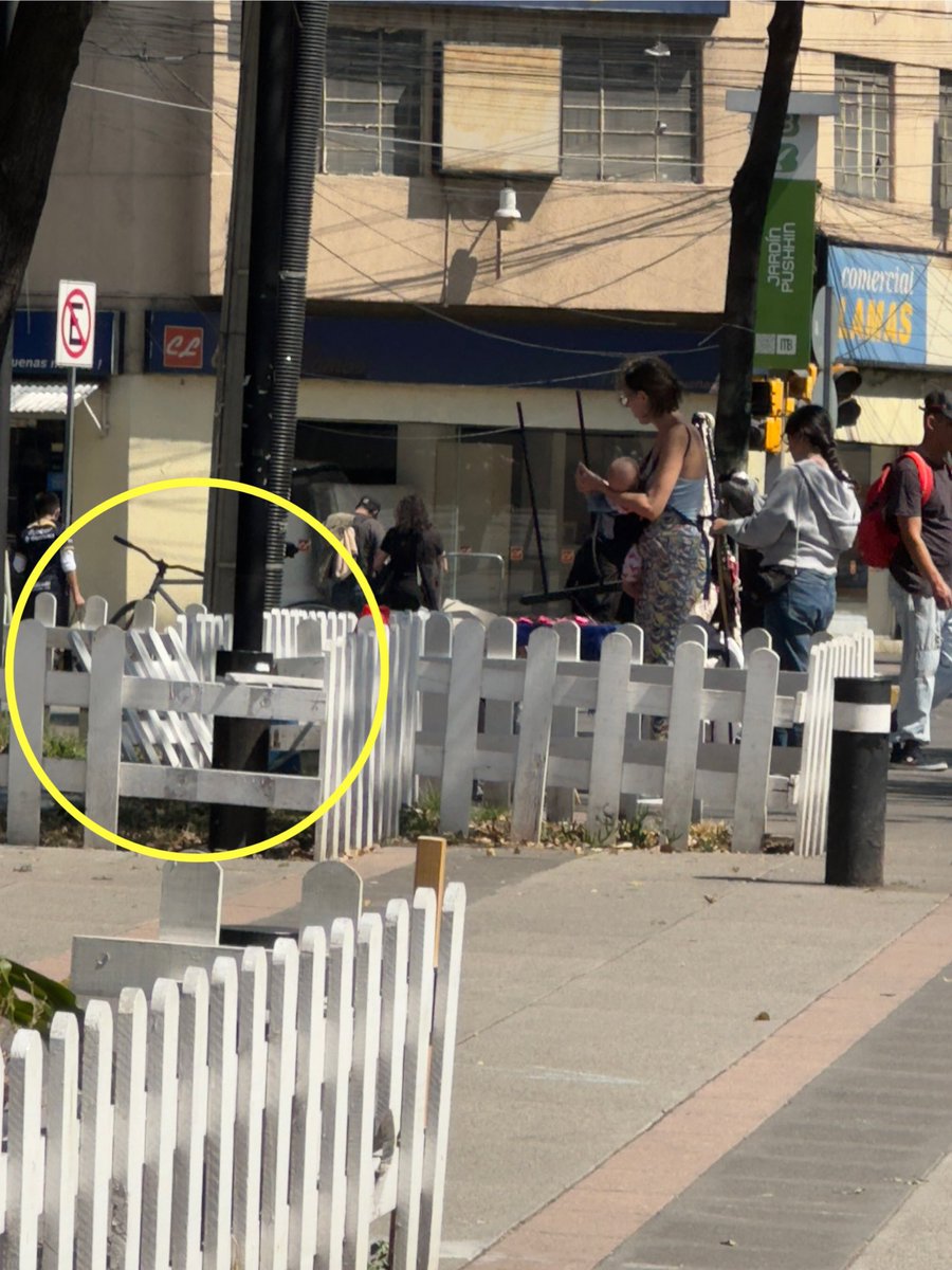 Aquí está la prueba. 
Acaban de romper una cerca y ahí la dejaron ⚠️

❌PUSHKIN NO ES TIANGUIS❌

<a href="/AlcCuauhtemocMx/">Alcaldía Cuauhtémoc</a> <a href="/Conpuroamo90224/">Sandra Estrada</a> <a href="/cklilian/">Lilian ChapaKoloffon</a> <a href="/PlazaRomita/">Plaza Romita</a> <a href="/pzaluiscabrera/">Plaza Luis Cabrera</a> <a href="/RomaNorte2/">Roma Norte II</a> <a href="/copacoroma2/">Cuenta COPACO Roma Norte II</a> <a href="/RescatandoRoma/">Rescatemos a la Roma</a> <a href="/colonia_roma/">Colonia Roma</a> <a href="/prjaneiro/">Plaza Rio De Janeiro</a> <a href="/quetzal_cm/">Quetzal Castro</a> <a href="/AlessandraRdlv/">Alessandra Rojo de la Vega</a> <a href="/vecinos_roma/">VecinosProRoma</a>