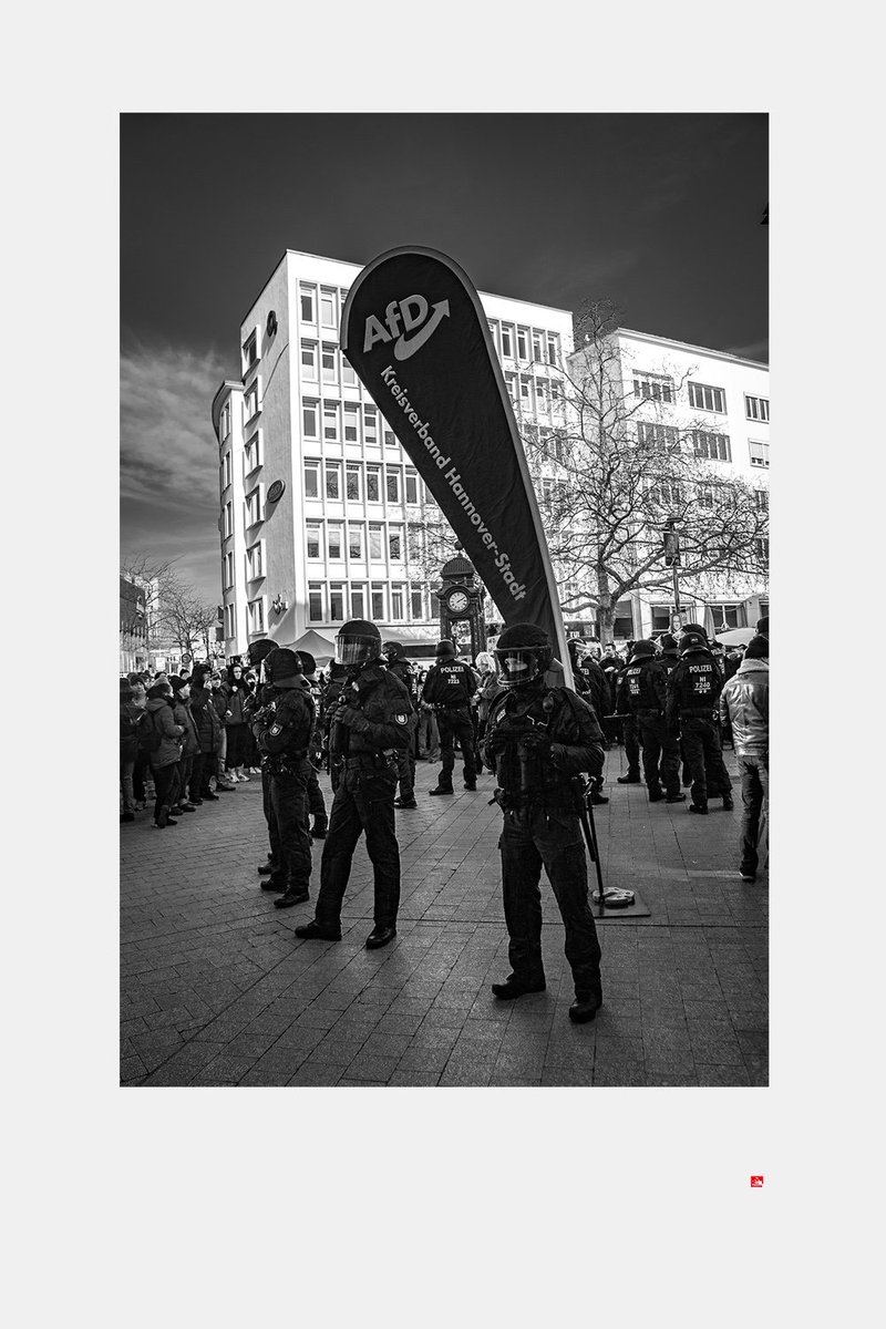 AfdHannover's tweet photo. Das Foto des Jahres!

Oder auch das Foto des Bundestagswahlkampfs 2025.

Die Flagge, ja die Flagge, welche 5 Meter hoch ist, und alles überragt, wird vor dem linken Mob geschützt. 

Die Flagge ist nicht gefallen, wir sind nicht gefallen. Wir waren standhaft in #Hannover auf dem #Kröpcke, gegenüber dem linken Mob.

Wir lassen uns nicht klein kriegen. Der Druck macht uns härter, stärker und größer. 

#AfD #Diamant #MutZurWahrheit
#AliceFuerDeutschland