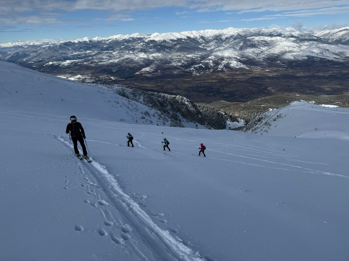 ester_risco's tweet photo. Potser no ha nevat tant com voldríem, però avui a la @MasellaPirineu hem aprofitat el que hi ha per fer una bona sortida de skimo! ❄️⛷️ Que duri! 
#Skimo #Masella #canviclimàtic https://t.co/2vgvq1XeOZ