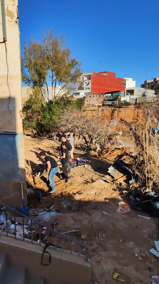 Avui la brigada de Ponent, el Camp i #TerresdelEbre hem estat a Alaquàs i Alfafar, donant una cop de mà en les afectacions de la DANA. Gràcies a l'enorme tasca del <a href="/KolectivosParke/">Koordinadora de Kol·lectius Parke</a> d'Alcosa.
Demà, hi tornem!!! Sols el poble salva el poble!