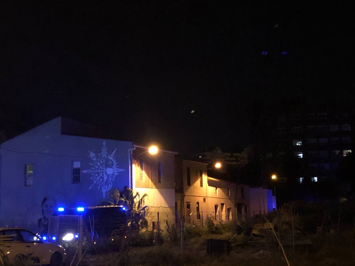 La_Directa's tweet photo. #HABITATGE | Executen el desnonament de l'alqueria històrica #LaFigona, on viu un grup de persones en situació de vulnerabilitat. S'ubica en els terrenys de l'horta de #Benimaclet on l'empresa #Metrovacesa pretén construir 1.345 habitatges https://t.co/g4g21ibHmY https://t.co/7qmHzbQPFp