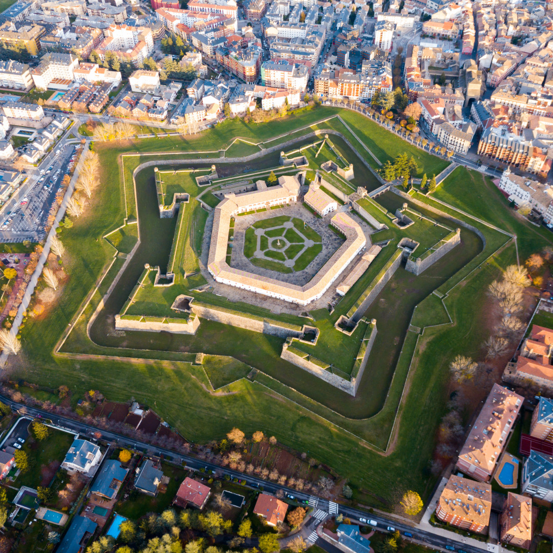 🏰 La humanidad en miniatura: La Ciudadela de Jaca, en Aragón, alberga más de 35,000 figuras de plomo de 2 cm. Si te apasiona la historia, estas maquetas te mostrarán desde los faraones del Antiguo Egipto hasta hoy.

#VisitaEspaña #España #CiudadeladeJaza #Aragón