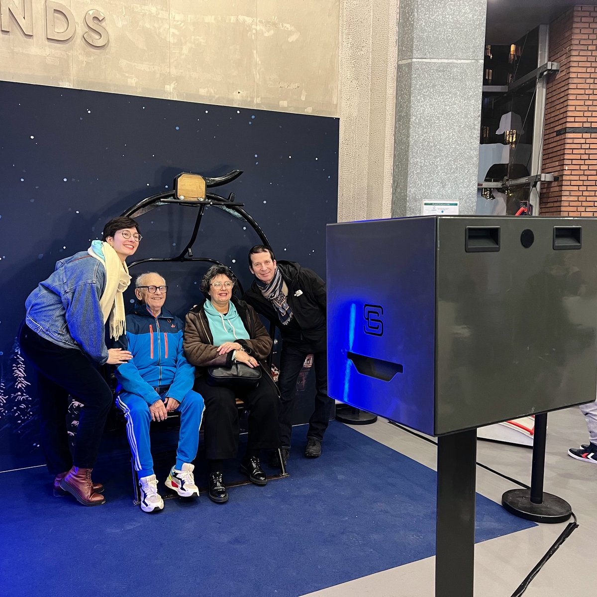 PSGFanServices's tweet photo. 📍Borne Photo Télésiège
Prenez votre meilleur cliché avec vos amis ou votre famille au Club House de Coubertin dans le cadre de cette Winter Party 2025 ! ❄️📸
#PSGHBC ❤️💙 https://t.co/TO4EwCEnOo