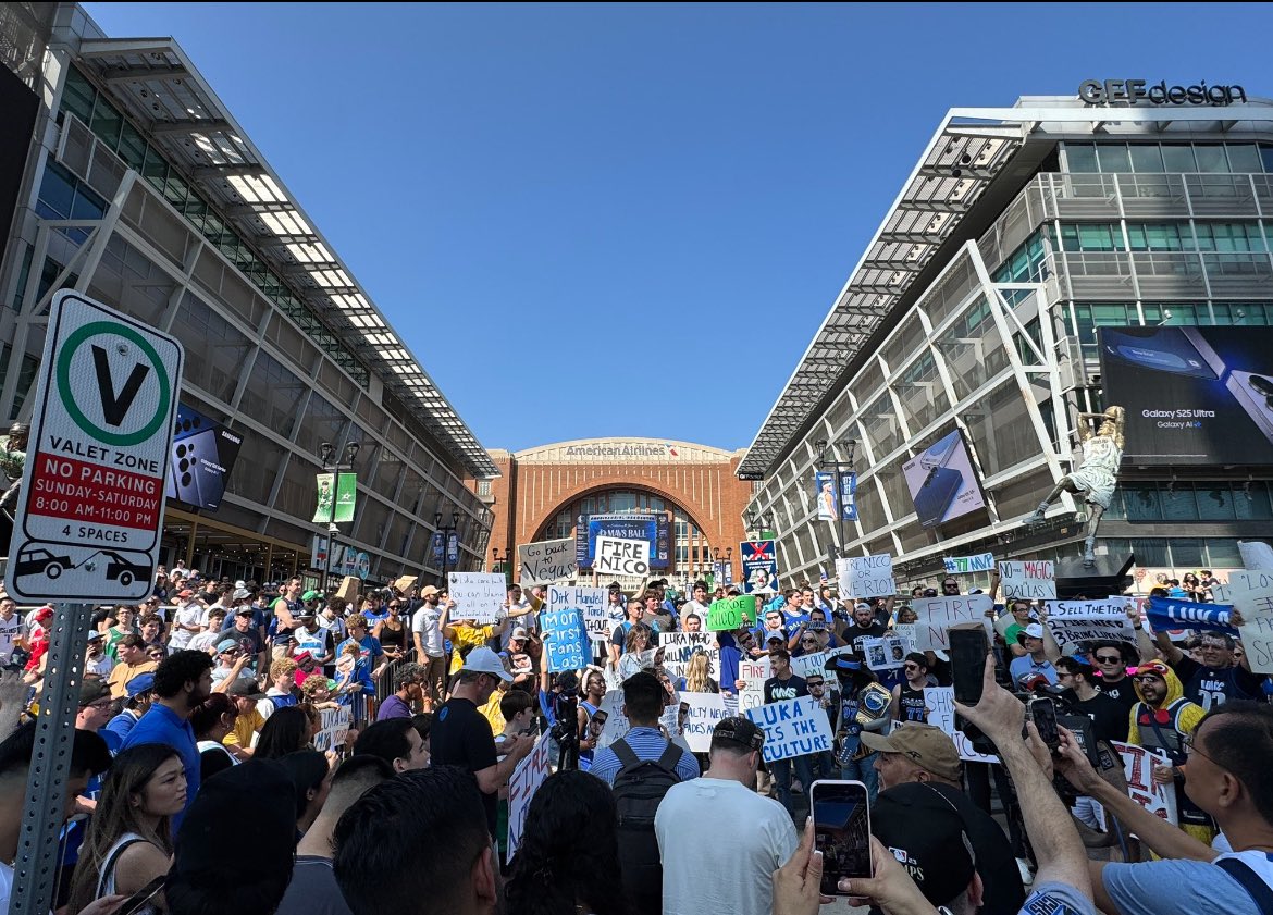 NationMffl's tweet image. The protest outside of the AAC has gotten PACKED.

Wow.

(📸: @NickkWhite)