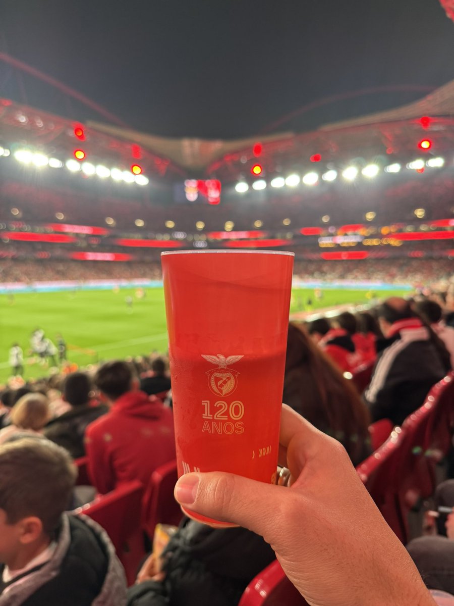 OCasanova8's tweet photo. Salud🍺! 🇵🇹⚽️🏟️ #benifica https://t.co/4L2ZA9Gqel