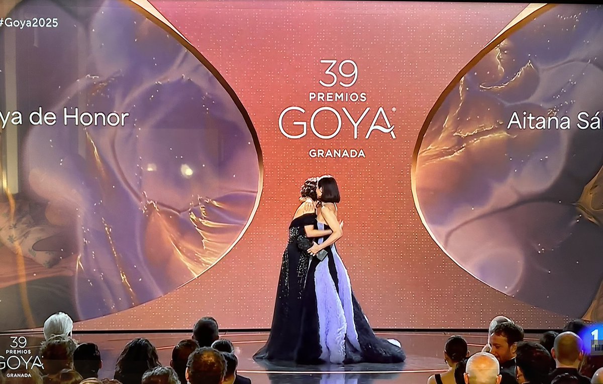 pmgonzalvez's tweet photo. “No hay que tener miedo a la Cultura, sino al fanatismo. Hay que tener miedo a los imperialismos y a las limpiezas étnicas” 

Ha sido presidenta de la Academia y ya tiene un Goya de Honor. Imposible explicar cómo adoro a Aitana Sánchez-Gijón

#Goya2025 
#GoyaDeGranada 
#Goyas2025 https://t.co/zoodPnfXZI