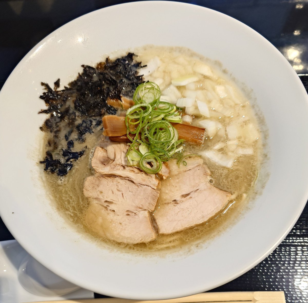isofurabon6969's tweet image. Fishmenさんで濃厚煮干しそばと和え玉をいただきました🍜

朝ラー×濃い煮干しというのが個人的に好きだし、昼夜に食べる時より一層染み渡る😋
濃厚で食中の満足感はあるのに食後のすっきり感に匠の心を感じます。
和え玉も安定の美味しさで残ったスープを投入して尚美味い🥰
#Fishmen 
#北本市