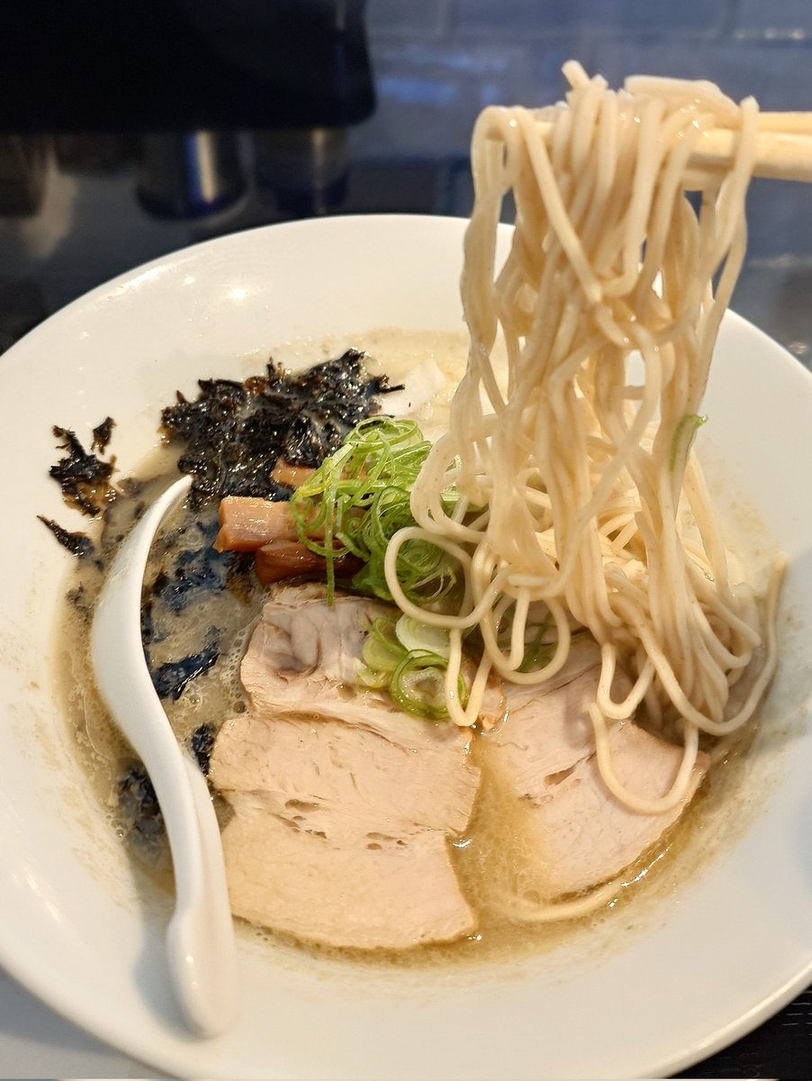 isofurabon6969's tweet image. Fishmenさんで濃厚煮干しそばと和え玉をいただきました🍜

朝ラー×濃い煮干しというのが個人的に好きだし、昼夜に食べる時より一層染み渡る😋
濃厚で食中の満足感はあるのに食後のすっきり感に匠の心を感じます。
和え玉も安定の美味しさで残ったスープを投入して尚美味い🥰
#Fishmen 
#北本市