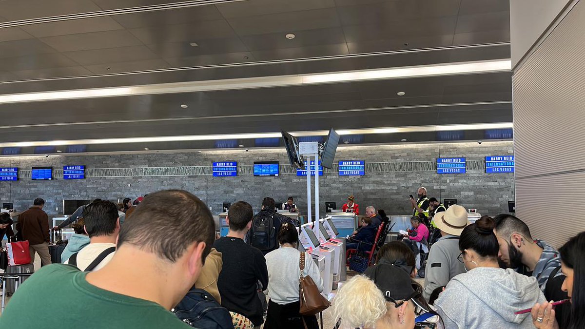 Entiendo un imprevisto <a href="/Aeromexico/">Aeroméxico</a> <a href="/AM_Escucha/">Aeroméxico escucha</a> <a href="/AeromexicoUSA/">Aeromexico USA</a> vuelo 481 Las Vegas/México. Pero tenernos parados a todos esperando a ver si nos dan hotel y transporte con malos modos x retraso de 22 hrs nos parece un despropósito y pésimo servicio.