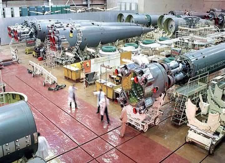 “Rusya’yı ezeriz, Amerika’yı düzeriz, İsrail’i düdükleriz” Nameleriyle Savaş Çığırtkanlığı Yapan Cahil Cühela Milliyetçi Arkadaşlara ithaf edelim..!
Bu gördüğünüz tesis Rusların Proton Nükleer Füze Üretim Merkezi…
Her 4 füze bir uydu fırlatıcısına bağlanarak uzay boşluğuna