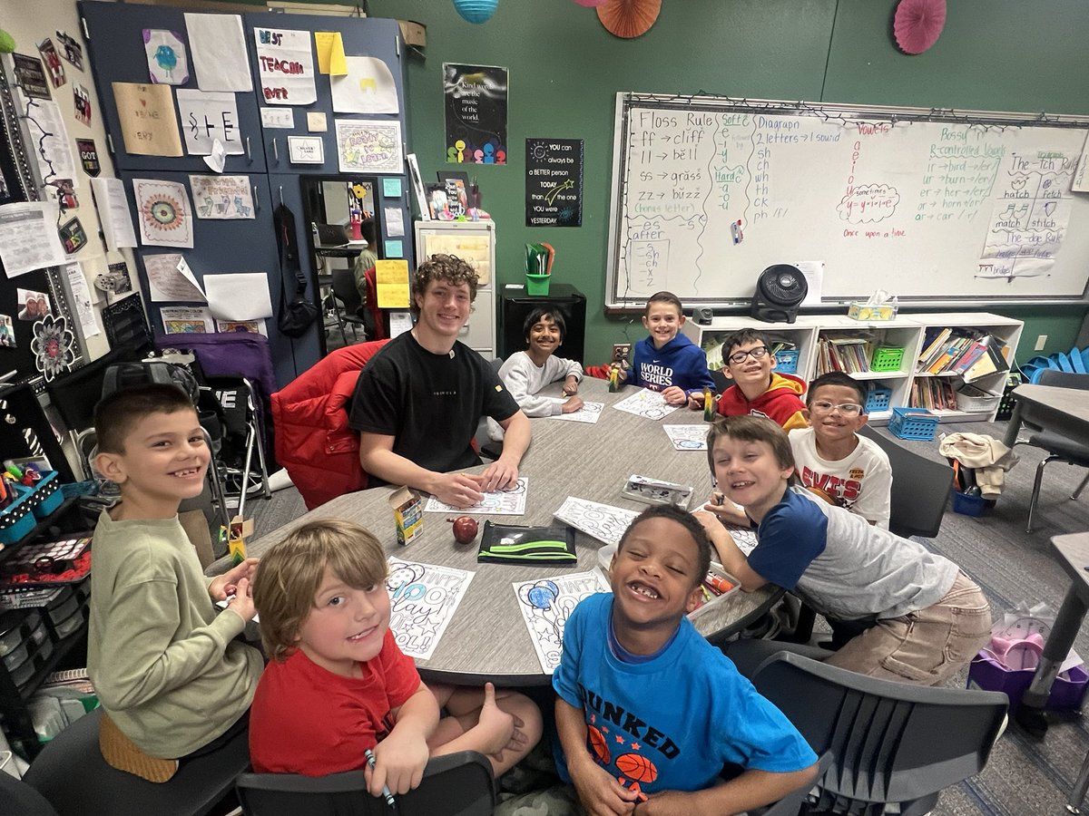 PALS are the best people to celebrate 100 days of learning with.  #ExperienceSLE <a href="/SLExDstars/">SLE Shooting Stars</a> <a href="/CHHS_PALS/">CHHS PALS</a>