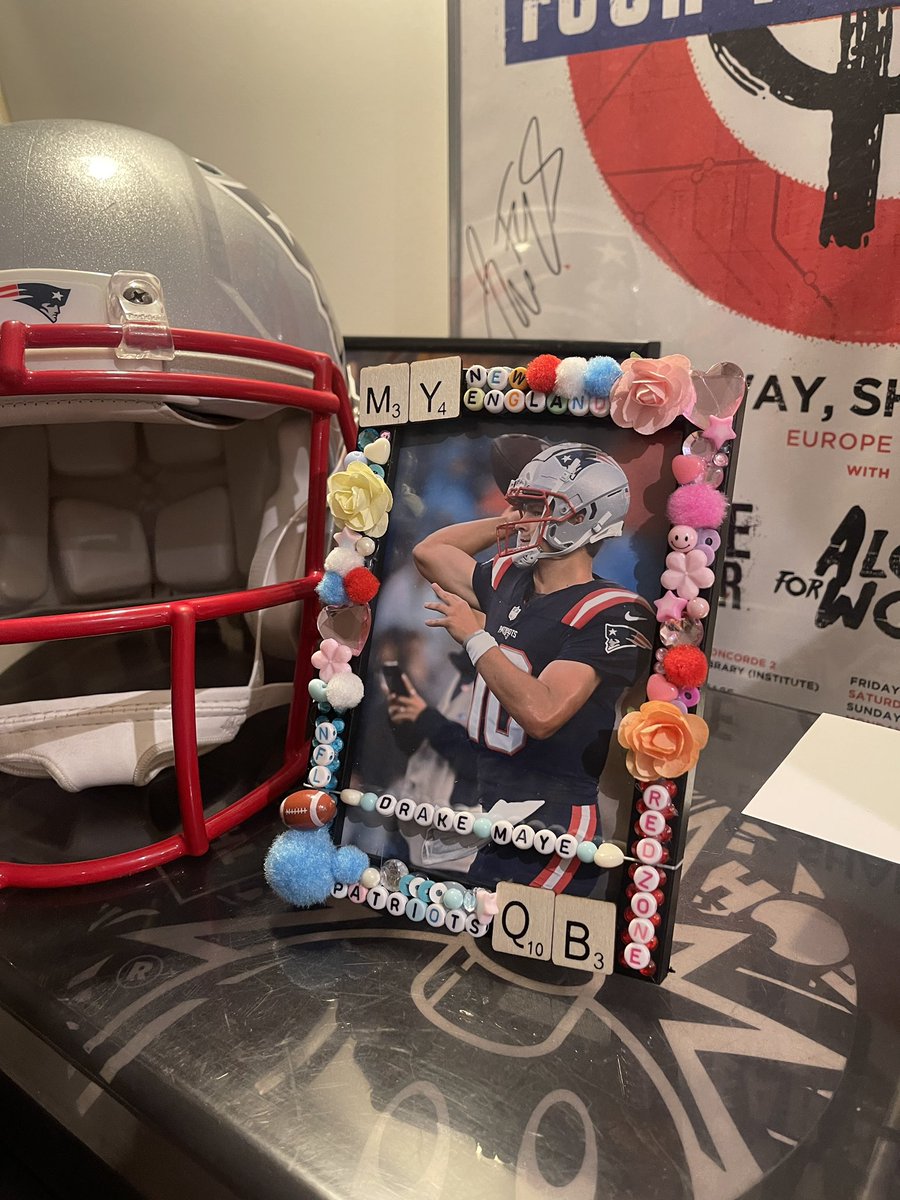 CptHopey's tweet photo. Every year I make the host of our Super Bowl party a gift and I feel like I smashed it this year. @DrakeMaye2 @Patriots https://t.co/9TLDyhMLdi