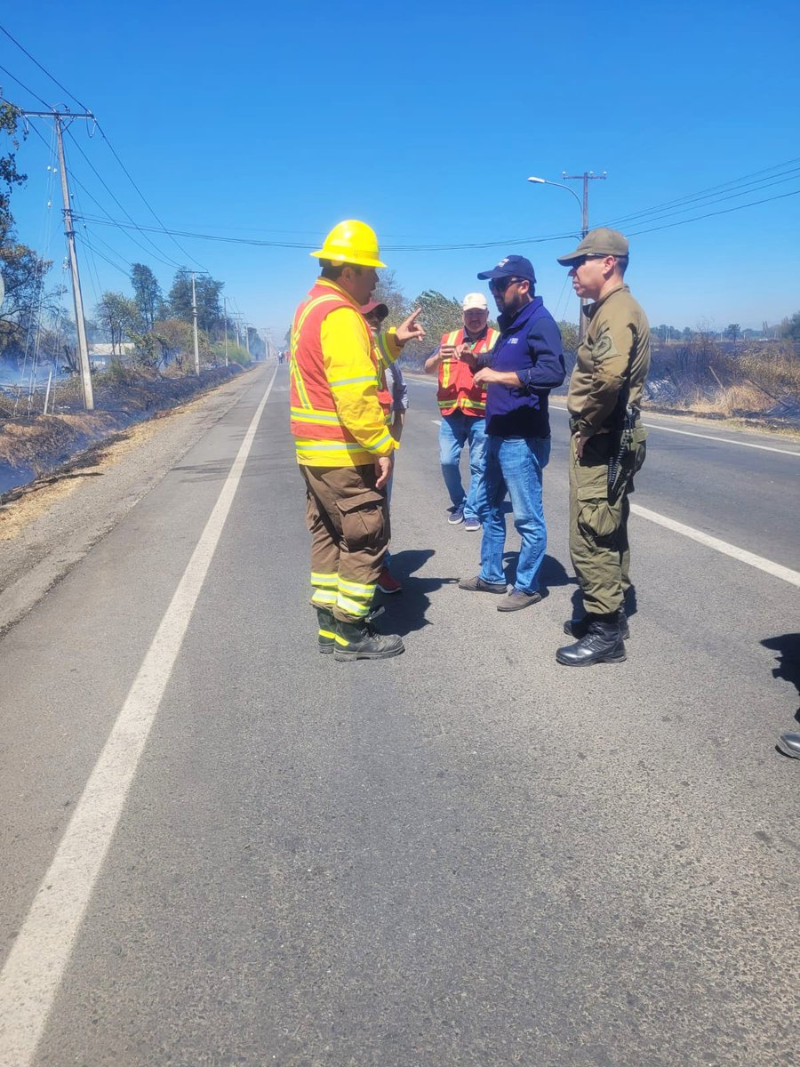 CarabNuble's tweet photo. En #Coihueco estamos presentes en la emergencia, desde el puesto de mando se encuentra monitoreando el Prefecto de Servicio Mayor Patricio Rivera, por el reciente incendio en Las Taguitas, unificado para trabajar de manera coordinada y agilizar las evacuaciones de los vecinos. https://t.co/MvBL7gcLsq