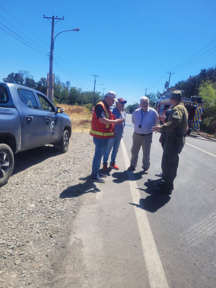 CarabNuble's tweet photo. En #Coihueco estamos presentes en la emergencia, desde el puesto de mando se encuentra monitoreando el Prefecto de Servicio Mayor Patricio Rivera, por el reciente incendio en Las Taguitas, unificado para trabajar de manera coordinada y agilizar las evacuaciones de los vecinos. https://t.co/MvBL7gcLsq